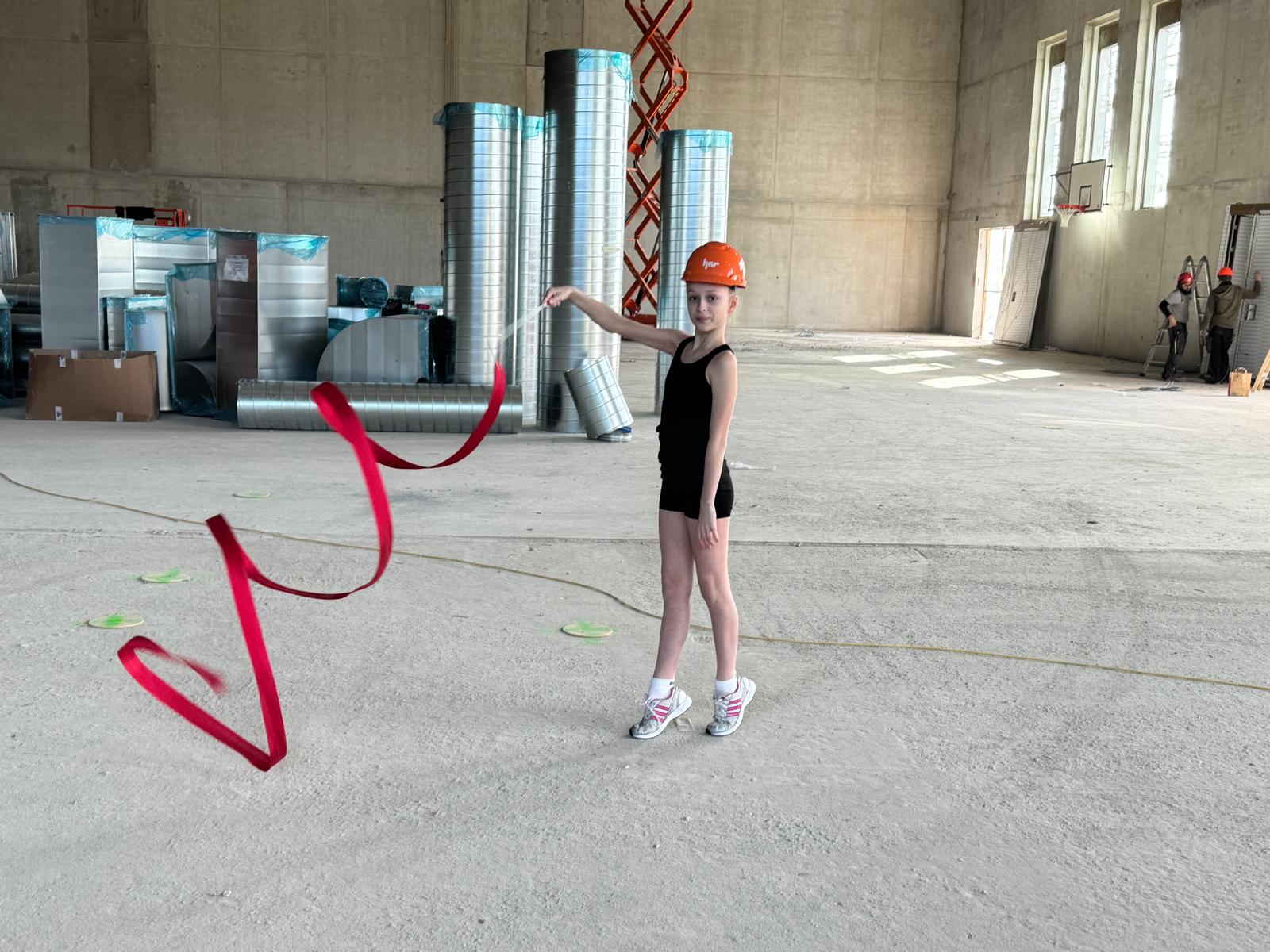 Gymnastin Mariia auf der Baustelle vom neuen Sportzentrum Zürich